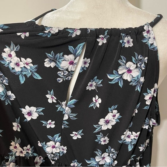 TORRID Black w White Floral Sleeveless Adjustable Tie Neck Blouse - 4X - Picture 9 of 10